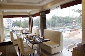 2 restaurants, breakfast, lunch, dinner served; international cuisine  - Regenta Inn Larica (Barasat)