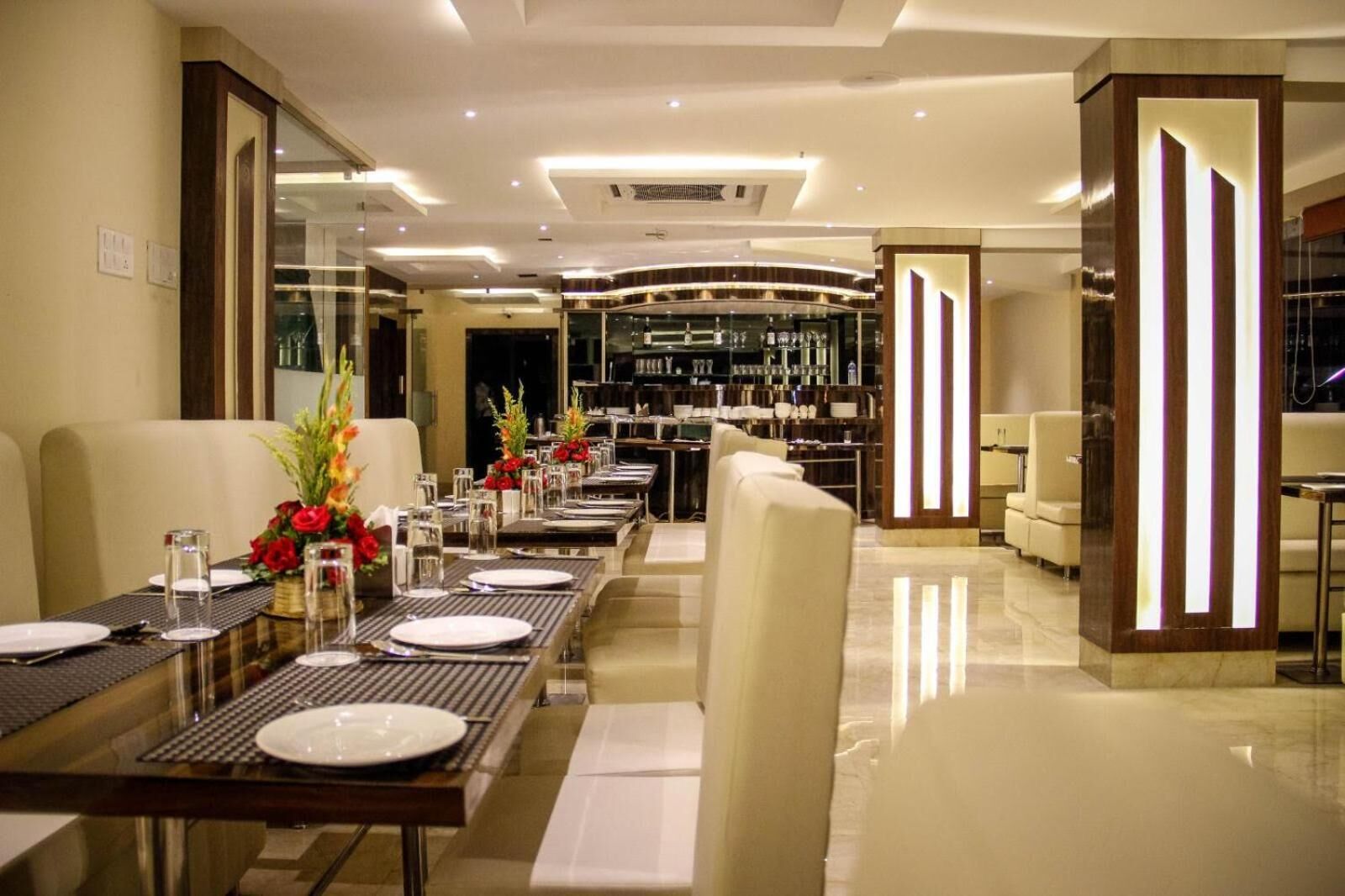 2 restaurants, breakfast, lunch, dinner served; international cuisine 