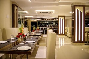 2 restaurants, spécialités Cuisine internationale