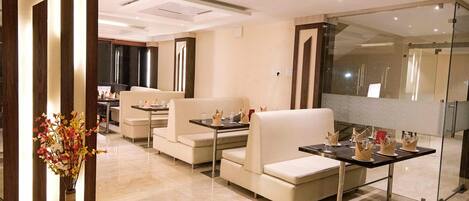 2 restaurants, breakfast, lunch, dinner served; international cuisine