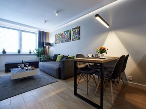 Appartement Confort, 1 chambre, balcon | Salle de séjour | Télévision à écran plat