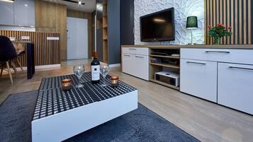 Leilighet – comfort, 1 soverom, balkong | Oppholdsområde | Flatskjerm-TV