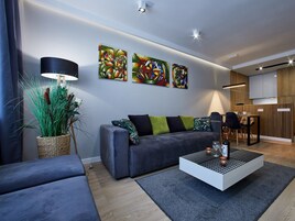 Comfort Apart Daire, 1 Yatak Odası, Balkon | Oturma odası | Düz ekran televizyon 