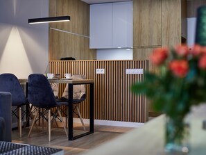 Lägenhet Comfort - 1 sovrum - balkong | Eget pentry | Kylskåp, mikrovågsugn, spishäll och kaffe- och tebryggare