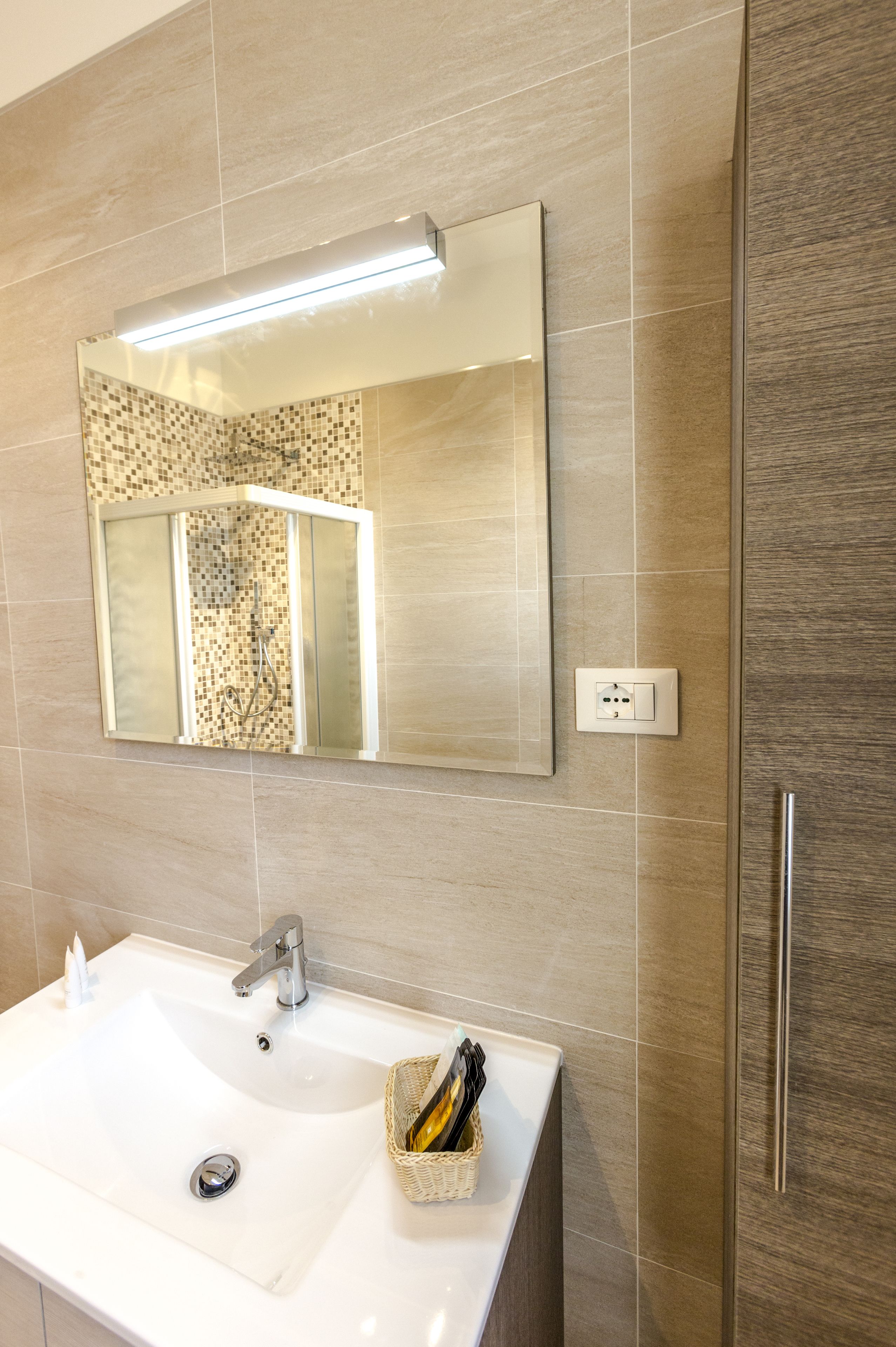 superior room, partial sea view | bathroom | shower, free toiletries, hair dryer, bidet