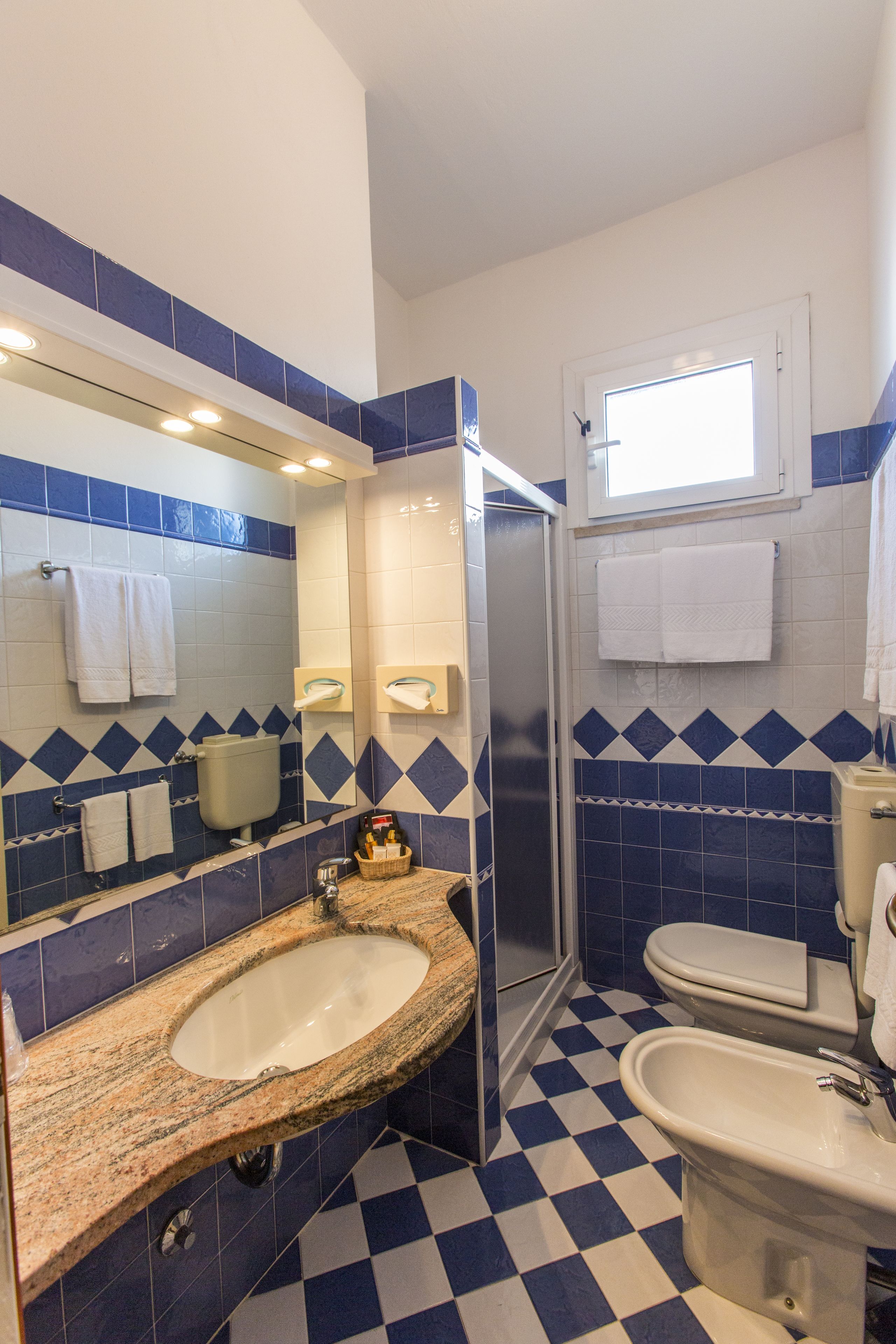 classic triple room | bathroom | shower, free toiletries, hair dryer, bidet