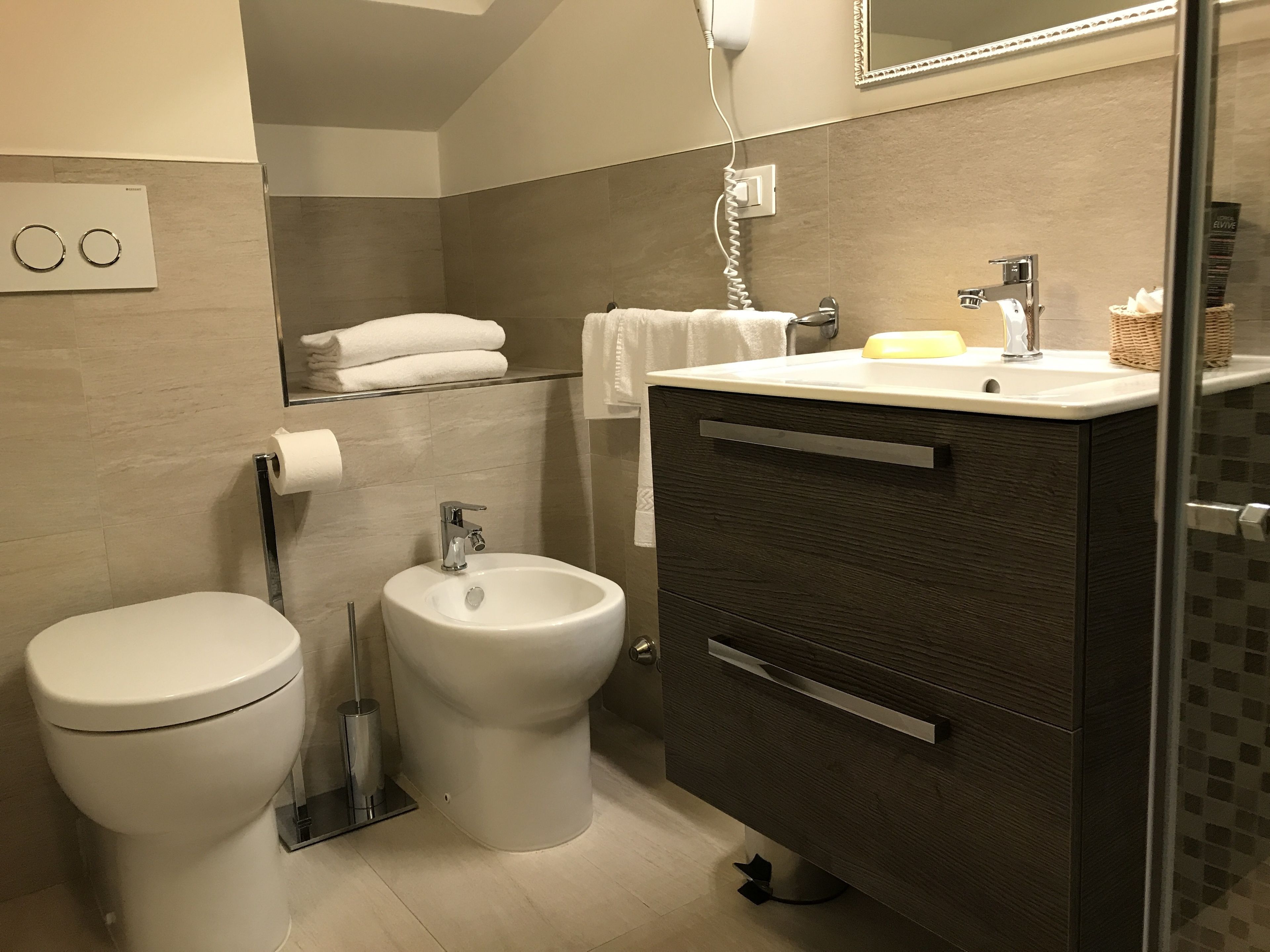 piccola, in mansarda | bathroom | shower, free toiletries, hair dryer, bidet