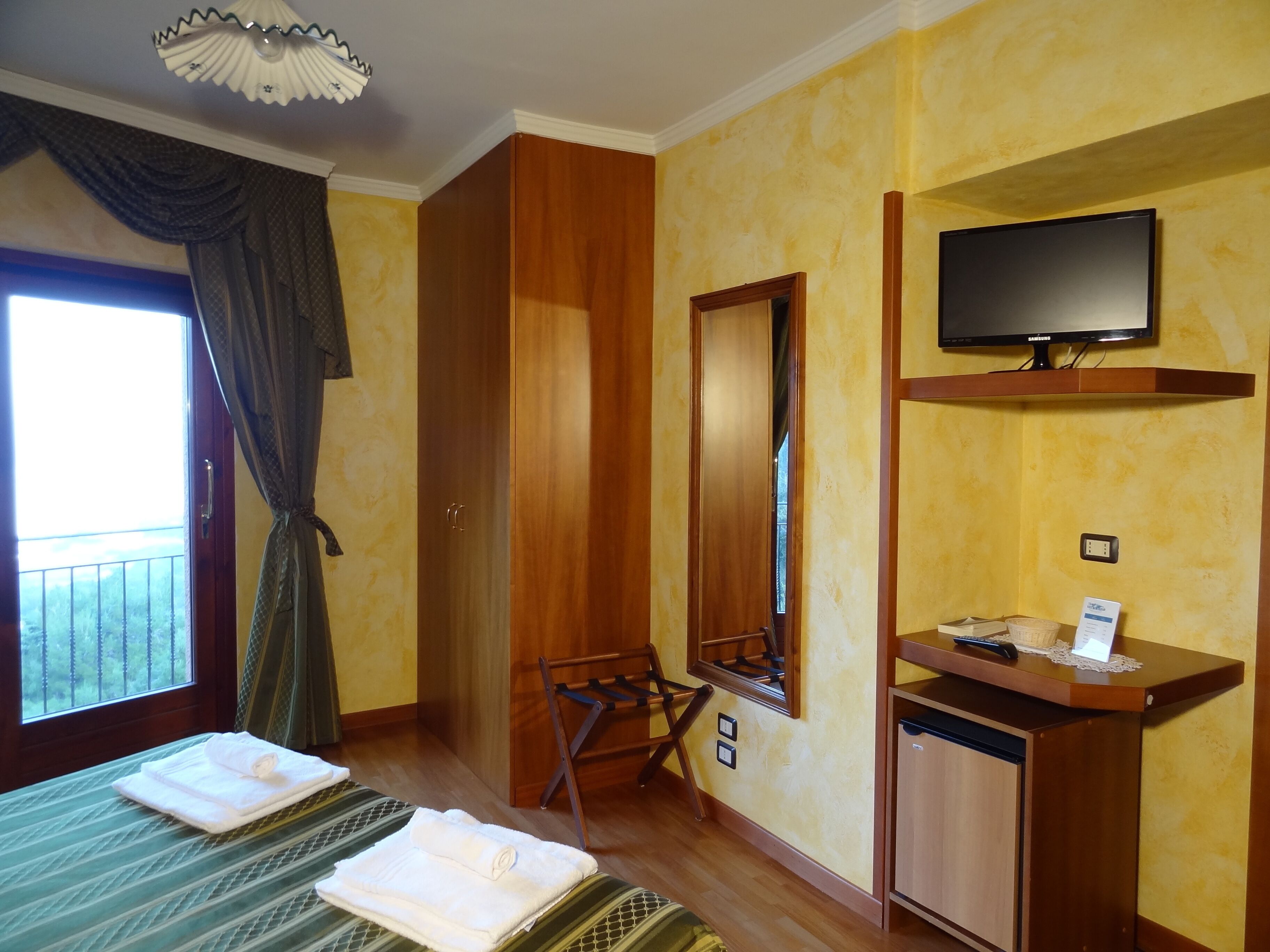 standard sea view room | 1 bedroom, minibar, in-room safe, free wifi