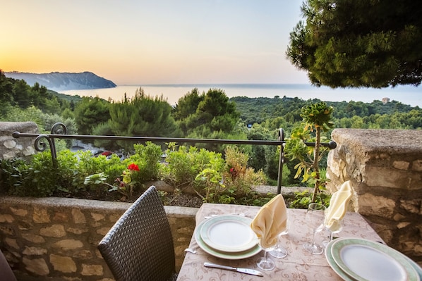 供应早餐、午餐和晚餐，地方菜