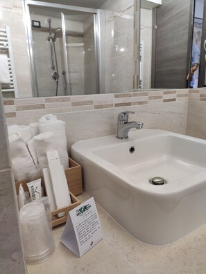 Habitación estándar con 1 cama doble o 2 individuales, en edificio anexo | Baño | Ducha, artículos de higiene personal gratuitos, secador de pelo y bidé