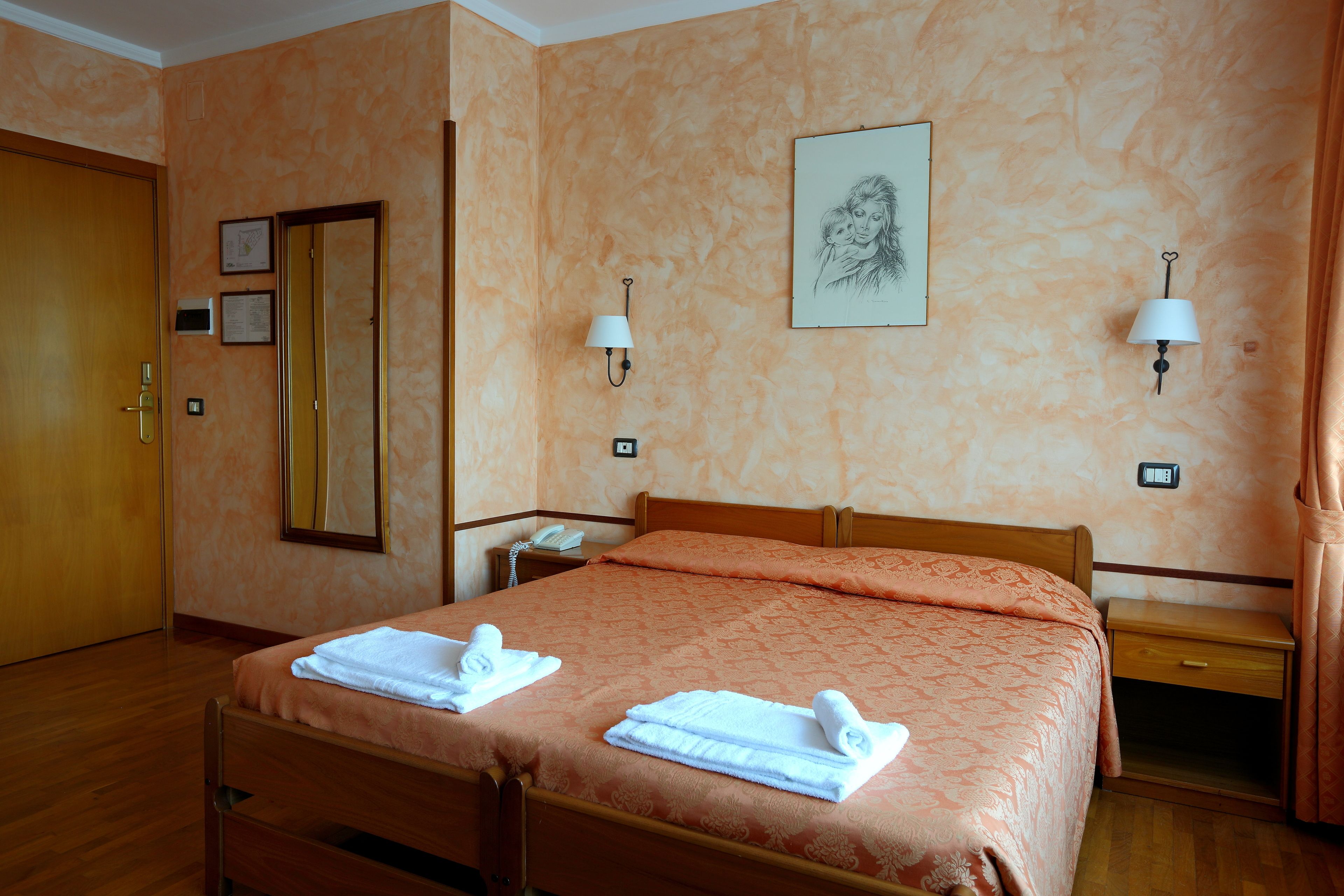 standard room | 1 bedroom, minibar, in-room safe, free wifi