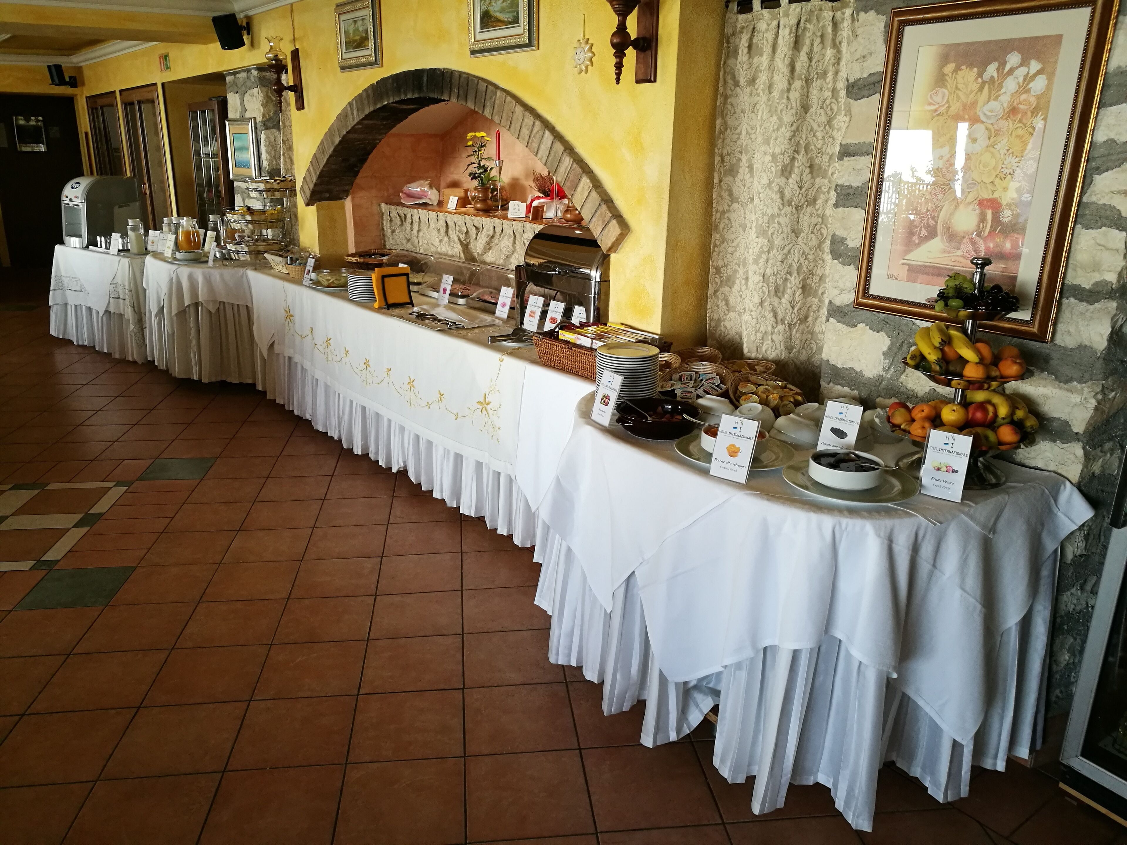 Ein reichhaltiges Buffet mit verschiedenen Speisen und einer Kaffeestation.