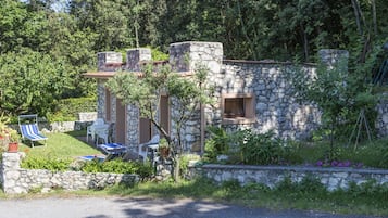 Eenvoudige kamer, 1 twee- of 2 eenpersoonsbedden, bijgebouw | Terras