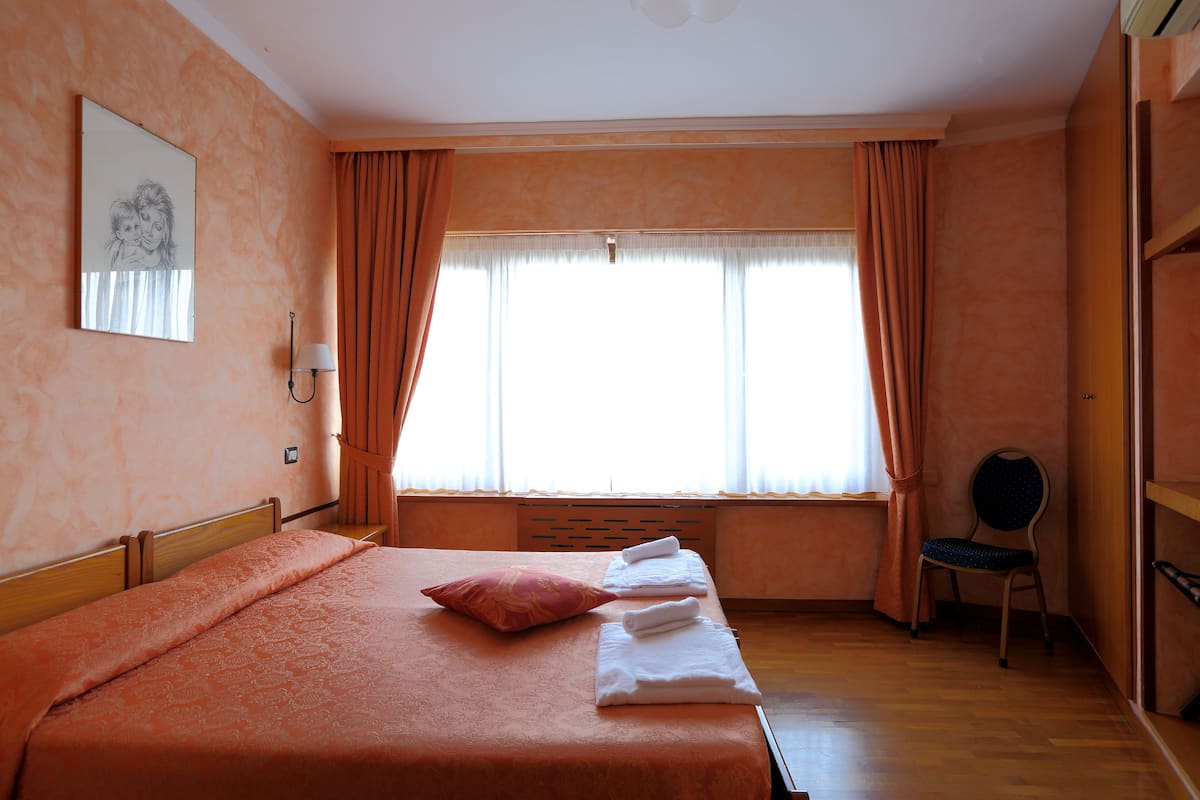 Standard room | Een minibar, een kluis op de kamer, gratis wifi, beddengoed