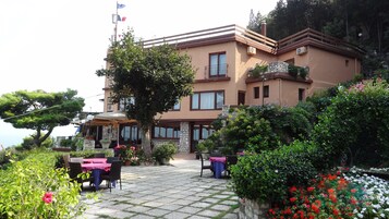 Fachada de la propiedad