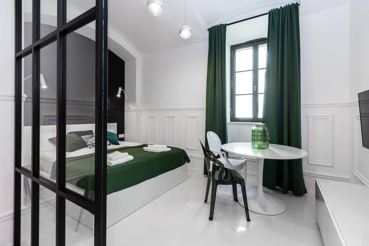 deluxe apartment, 1 bedroom | premium bedding, individually decorated, soundproofing