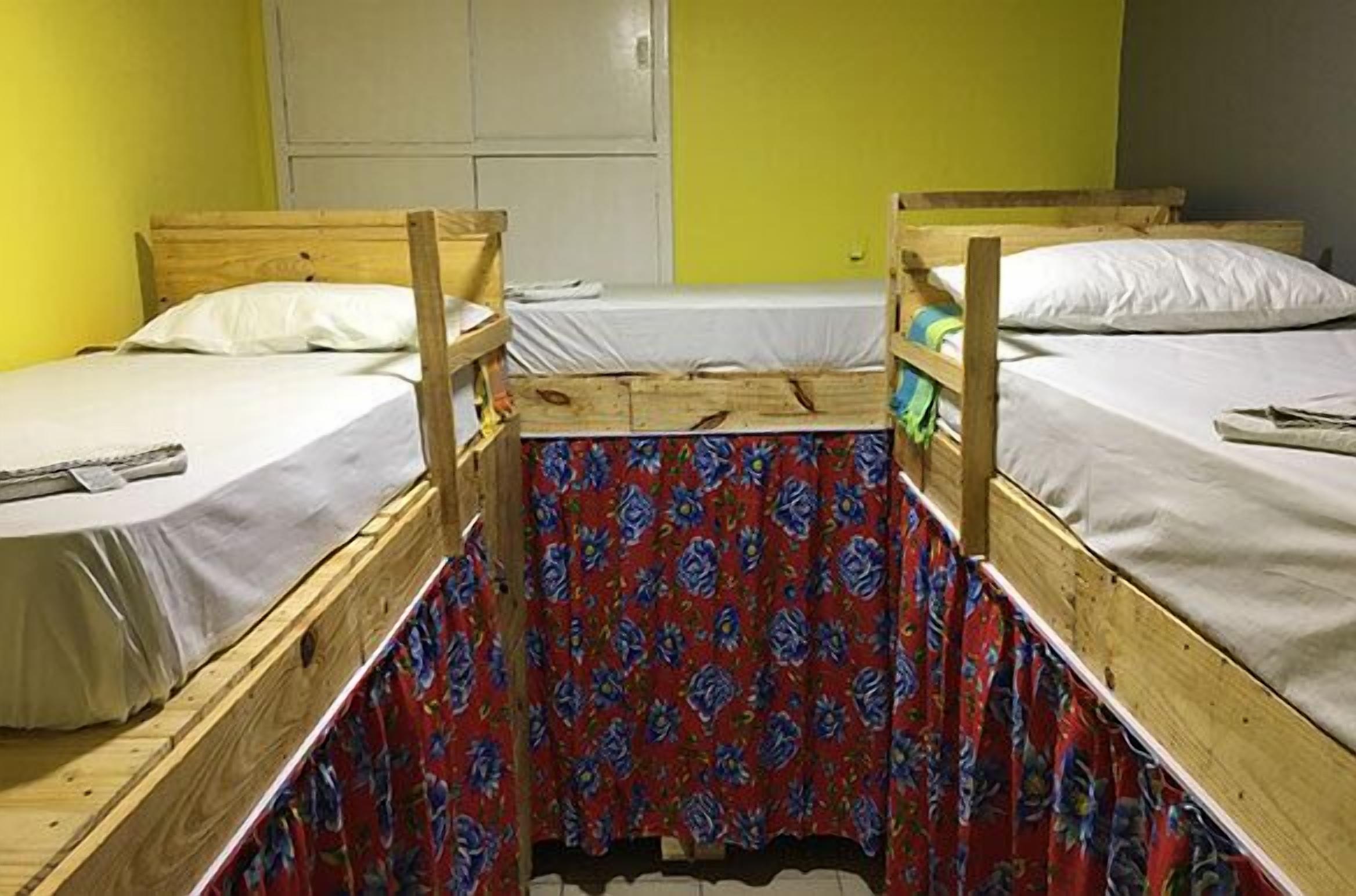 ผ้าม่านกันแสง, เตารีด/โต๊ะรีดผ้า, Wi-Fi ฟรี