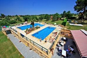 Piscine couverte, 2 piscines extérieures, cabanons gratuits