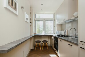 Departamento | Cocina privada | Refrigerador, microondas, horno y parrilla de estufa 