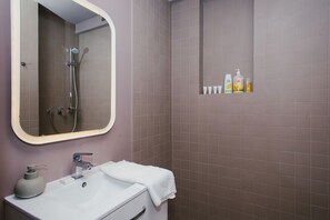 Apartment | Bathroom | Shower, free toiletries, hair dryer, towels - ShortStayPoland Noakowskiego B18 (Warsaw)