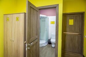 1 Bed in Suite | Bathroom
