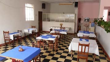 Café da manhã com buffet grátis todos os dias