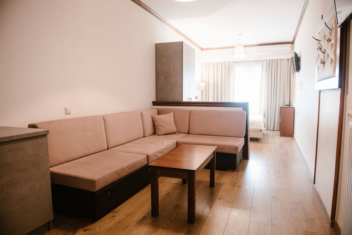 Suite | Oppholdsrom | En 32-tommers Flatskjerm-TV med Parabol-TV samt TV