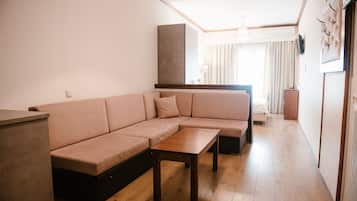 Suite | Living room | 32-inch flat-screen TV with satellite channels, TV