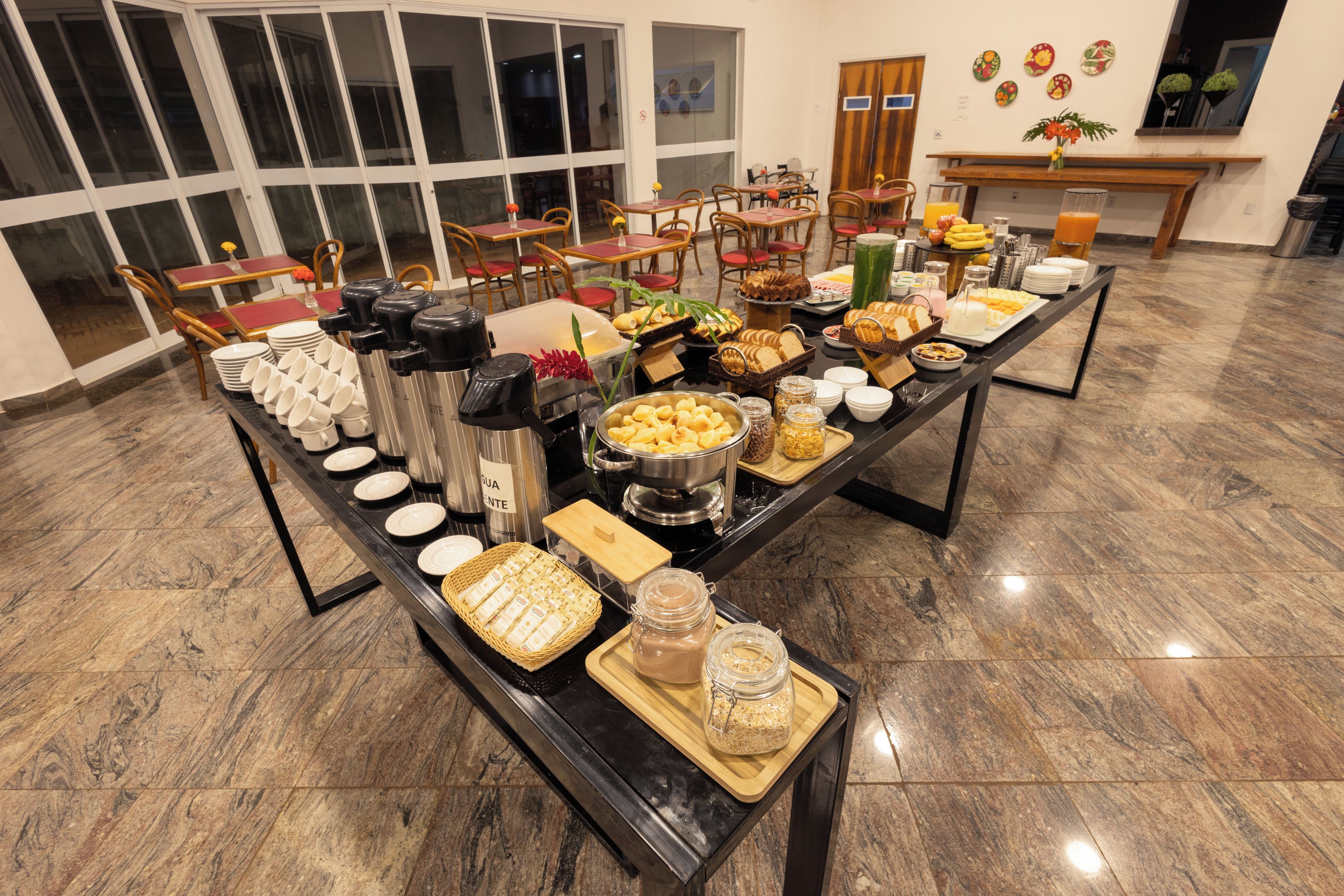 Ein reichhaltiges Buffet mit verschiedenen Speisen und Getränken.