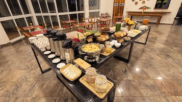 Ein reichhaltiges Buffet mit verschiedenen Speisen und Getränken.