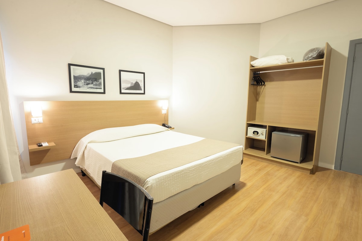 Habitación doble estándar | Minibar, caja de seguridad en la habitación, escritorio y wifi gratis