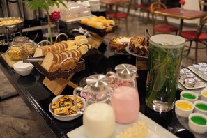 A buffet with various food items and beverages. - Transamerica Fit Jaú (Jau)
