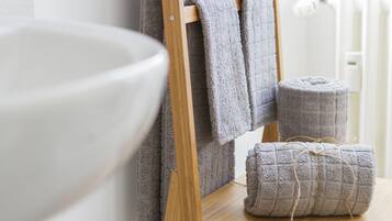 Ducha, artículos de tocador gratuitos, secador de pelo, toallas