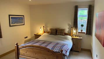 Chaumière supérieure, 2 chambres, vue sur le lac, côté montagne | 1 chambre, lit avec matelas en mousse à mémoire