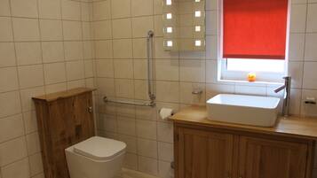 Superior Cottage, 2 Bedrooms, Lake View, Mountainside | Bathroom | Shower, towels