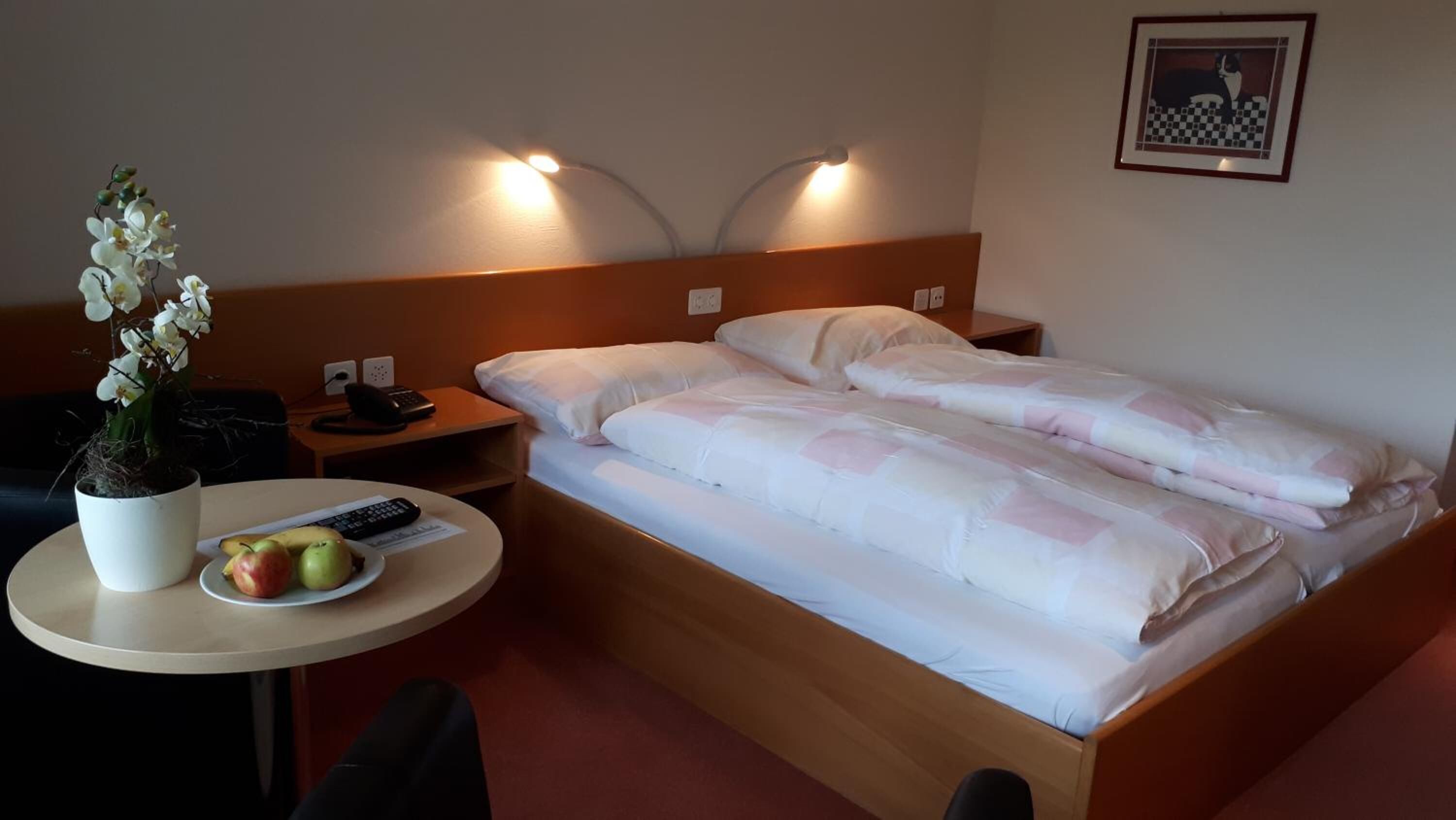 premium bedding, minibar, desk, soundproofing