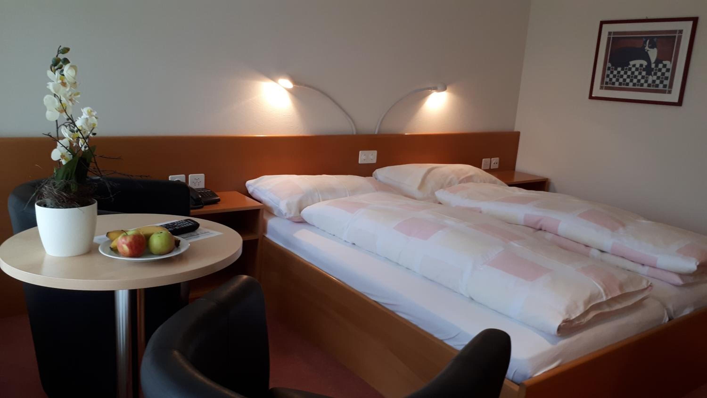 premium bedding, minibar, desk, soundproofing