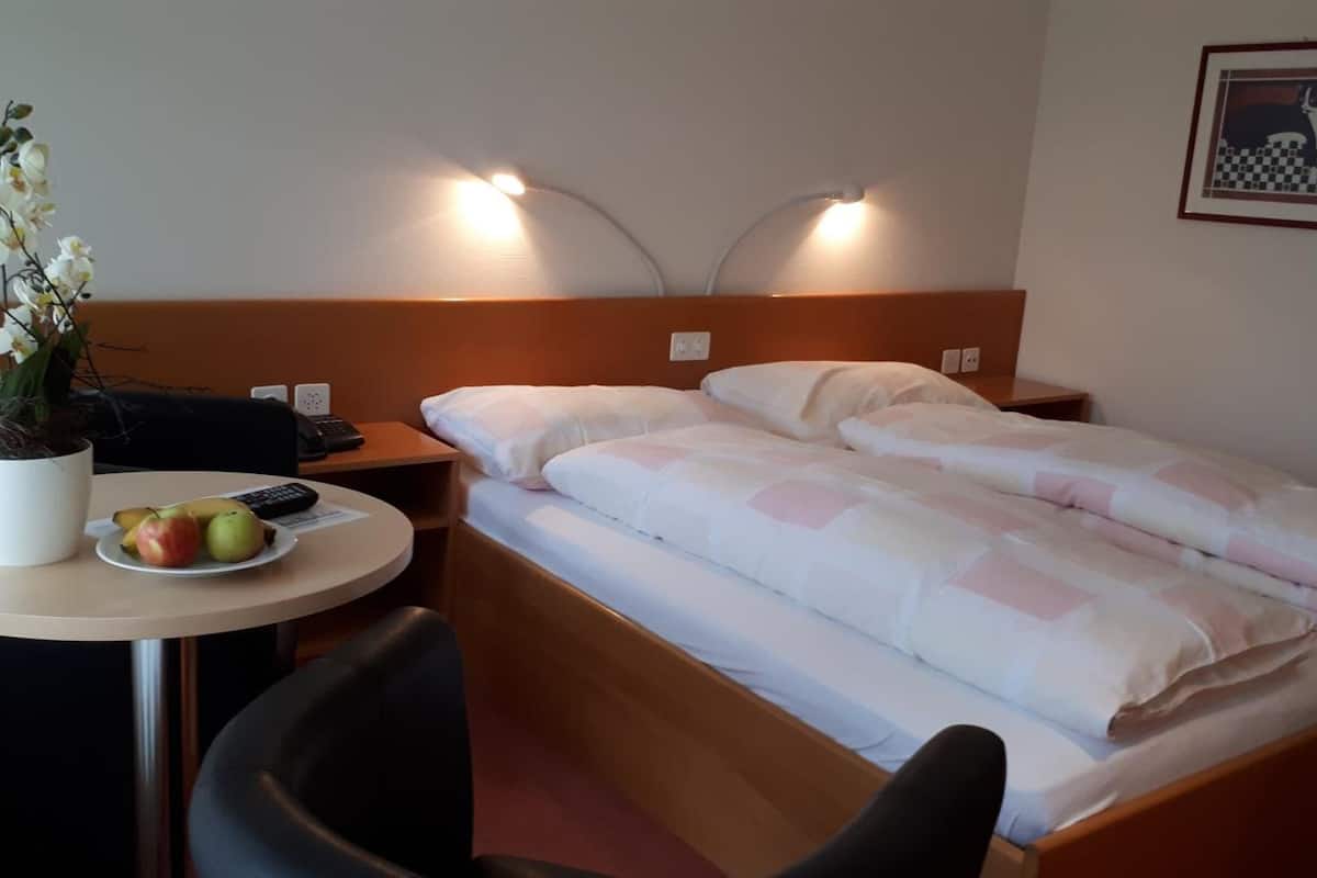 premium bedding, minibar, desk, soundproofing