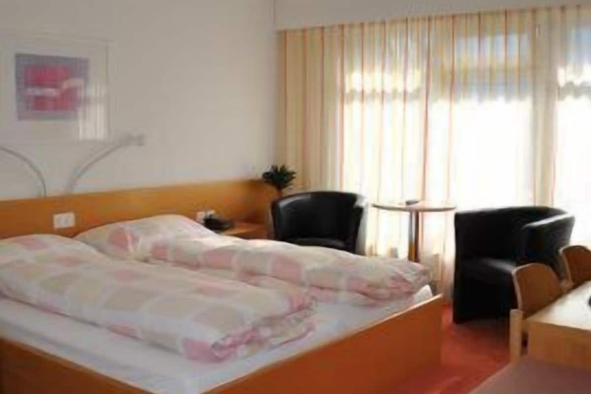 Ropa de cama de alta calidad, minibar y escritorio