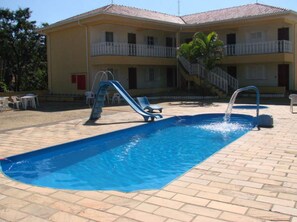 Piscina externa, espreguiçadeiras