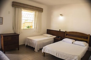 Minibar, espacio para trabajar con laptop, wifi gratis y ropa de cama 