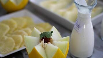 Eine Obstschale mit einer Milchflasche.