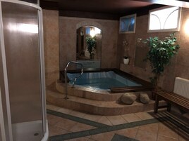 Bañera de hidromasaje cubierta
