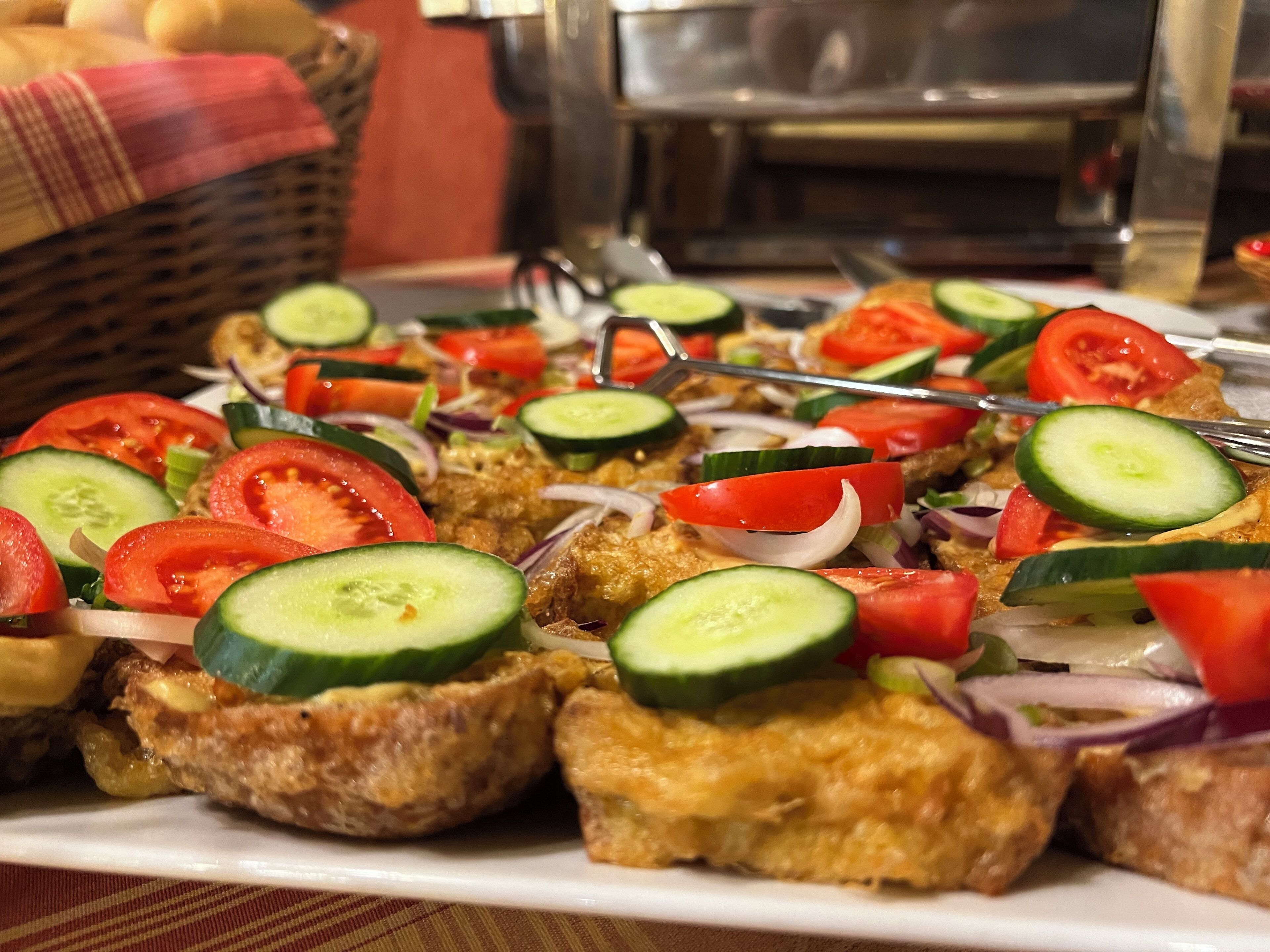 Un plato de aperitivos con diversas verduras y pan.