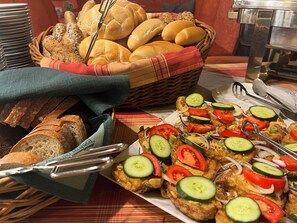 Café da manhã com buffet grátis todos os dias