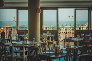 S'hi serveixen esmorzars, dinars, sopars i plats de cuina local