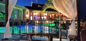 2 piscinas externas, guarda-sóis, espreguiçadeiras