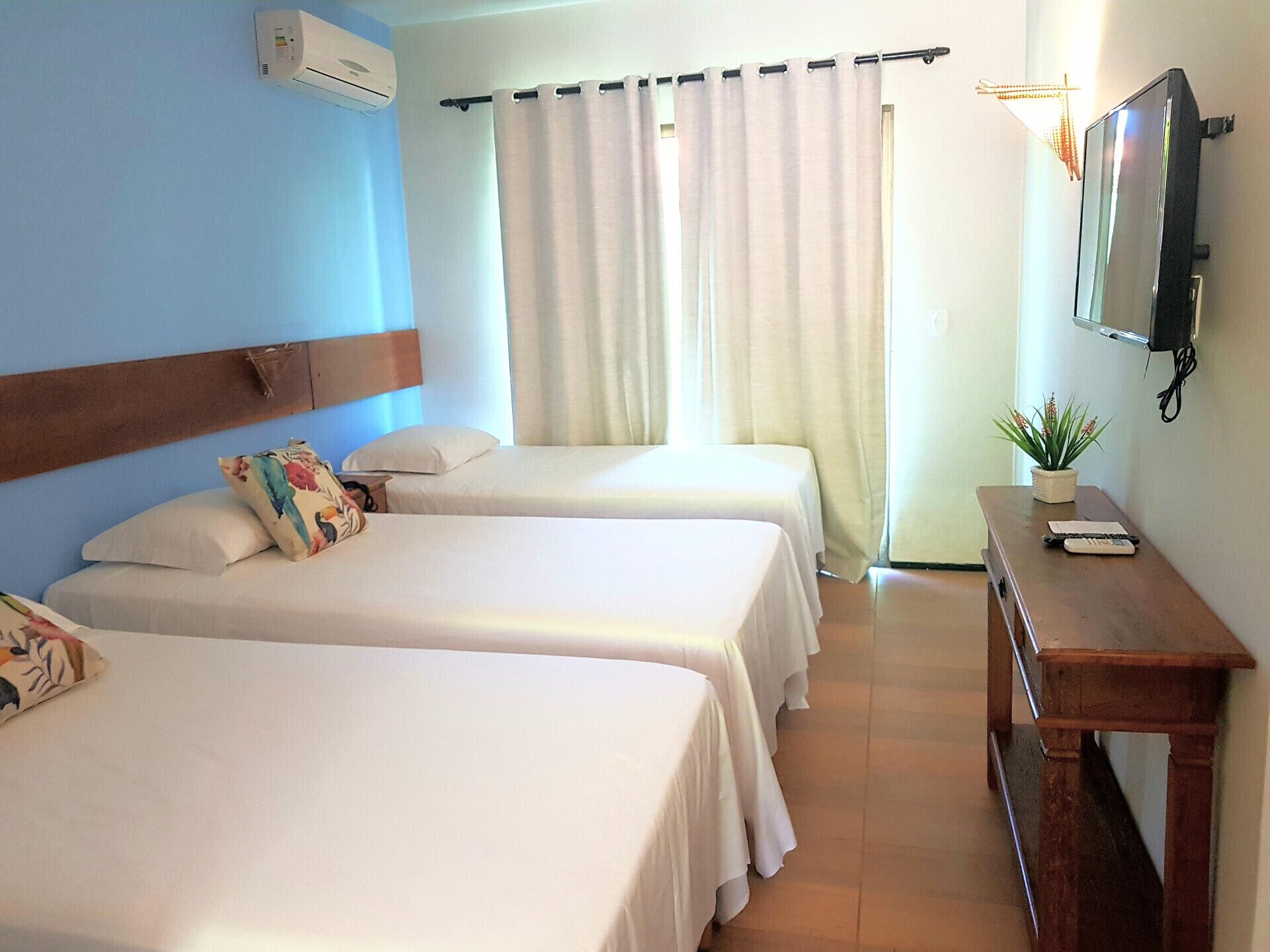 Minibar, iron/ironing board, free WiFi, bed sheets