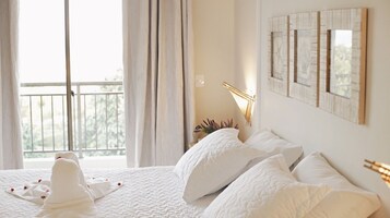 Minibar, tabla de planchar con plancha, wifi gratis y ropa de cama