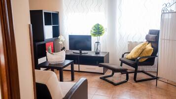 Superior appartement, 1 slaapkamer | Woonkamer | Een flatscreentelevisie